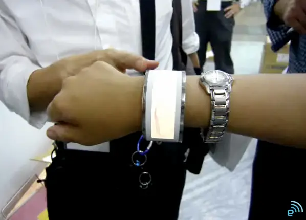 ROHM flexible organic EL light tech 2 ROHM flexible organic EL bracelet