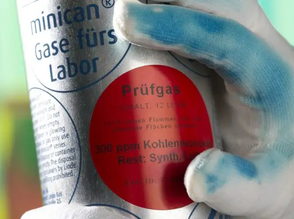 This Glove Changes Color When it Senses Dangerous Toxins 2 Fraunhofer1