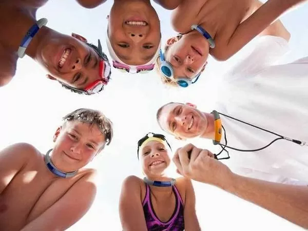 SEAL Wearable Swim Monitor Keeps You From Drowning 3 seal-2