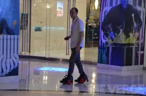 spnKIX Brings Wearable Mobility With Battery Powered and Motorized Skates 3 spnkix-2
