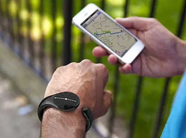 Navigo Smartwatch Doubles as a Virtual Compass 2 navigo-1