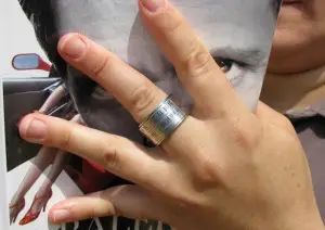 A Ring That Tells Time 2 20130825035253-finger_2