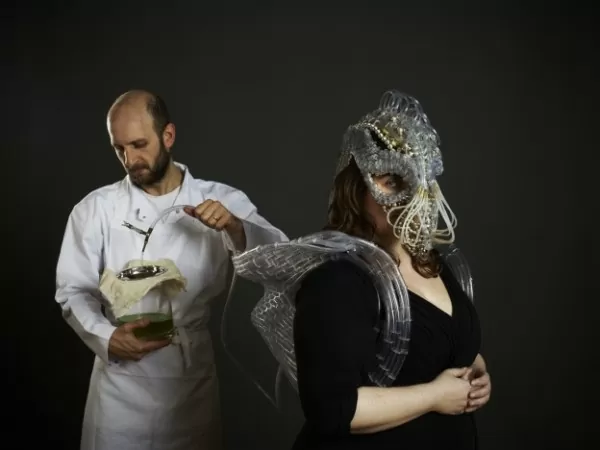 Algae Suit Creates Food, Also Wraps Entirely Around You to Feed 3 Algae Opera