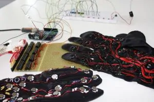 MobileLorm - Advanced Wearable Communications Device for the Deaf/Blind 4 mobile-lorm-glove-04