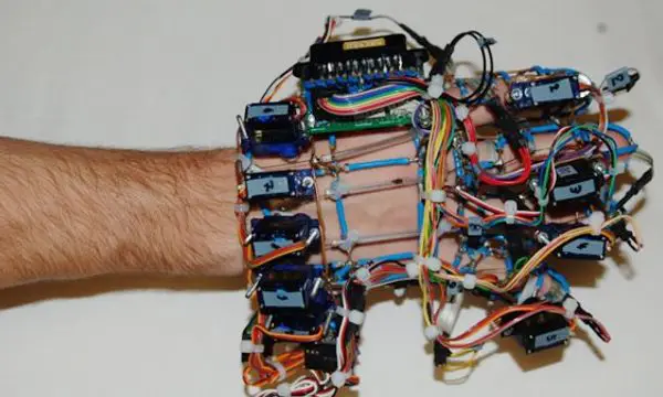 This Exoskeleton Glove Was Invented by an 18-Year-Old 2 exoskeleton-glove-1