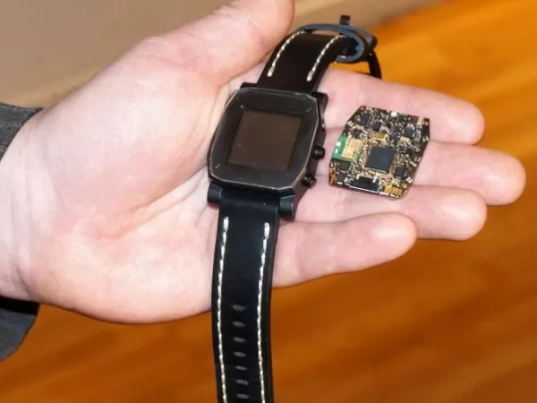 Agent Smartwatch is Waterproof and Charges Wirelessly 2 13 10-4 agentworld smartwatch