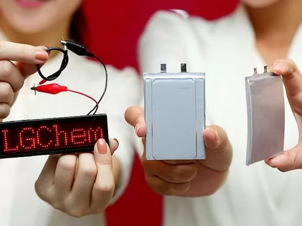 LG Begins Mass-Producing Flexible Batteries For Watches and More 2 LG-batteries