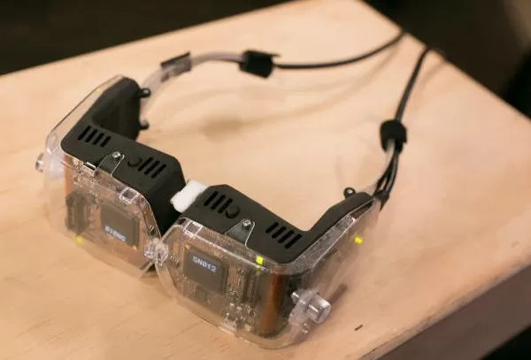 Avegant's Virtual Retina Display is a 3D Powerhouse 3 Tim_viewerdemo05_610x407
