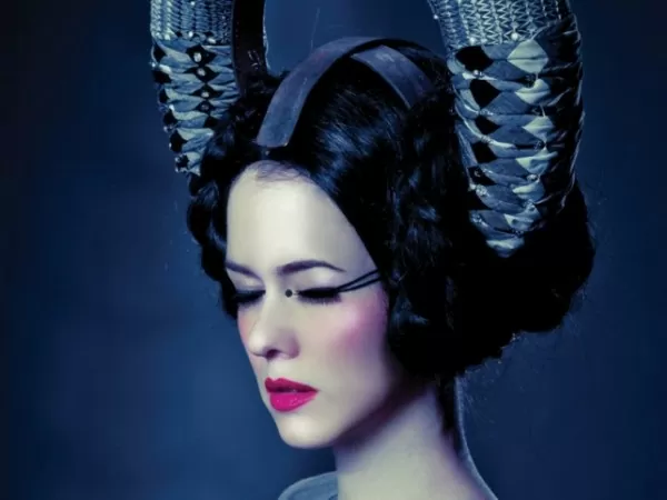 Conductive Makeup Ushers in New Era of Wearable Tech 2 beautytechie-eyeliner