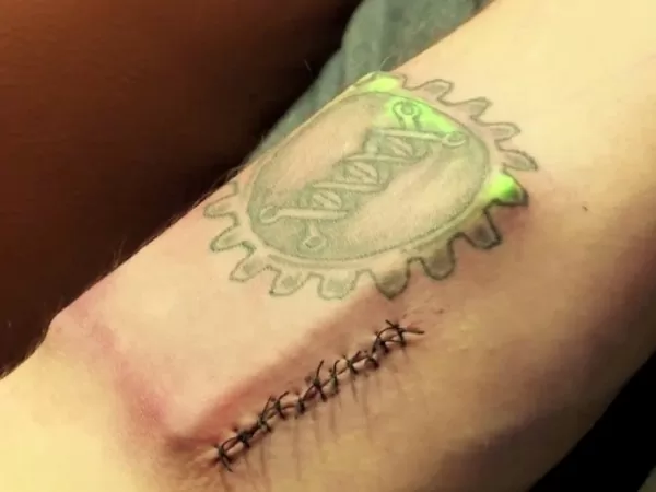 Here's a Guy Who Stitched a Computer Into His Arm 2 DIY Cyborg1