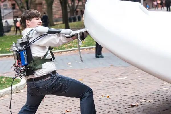Titan Arm Exoskeleton Turns You Into a Super Human 2 titan-arm-dyson-award