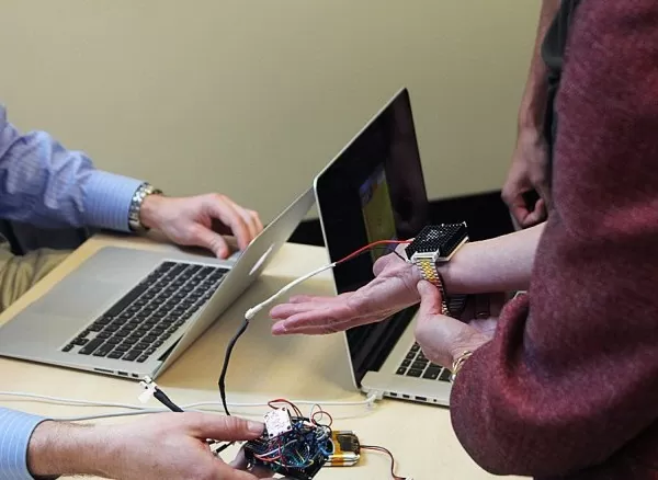 This Wristband is Your Personal Air Conditioner 3 wristify-660x438