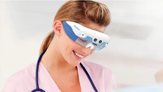 Evena Eyes-On Glasses Will Give Doctors Almost X-ray Vision 3 eyes-onglasses