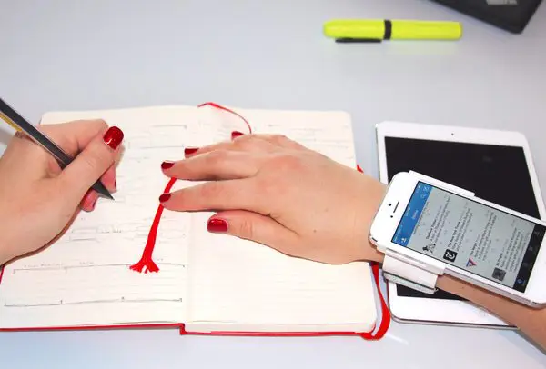 Smartlet Case Turns Your Smartphone Into a Smartwatch 2 smartlet-1