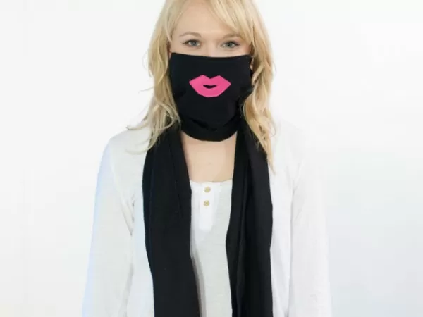 Scough is a Stylish Scarf That Filters Out Germs and Pollution 2 Scough-Black-Flannel-Pink-Lips-640x640