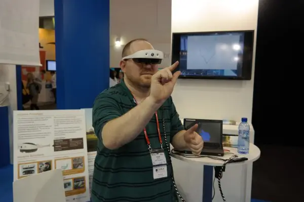 Mirama Prototype Headset Recognizes All of the Gestures 2 mirama
