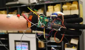 DIY cyborg appendage adds extra finger, flipping the bird loses all meaning 2