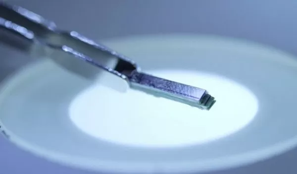 This Implant Lets Your Smartphone Monitor Your Blood 2 implant-sensor-1
