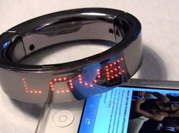 LinkMe Bracelet Puts a Scrolling Billboard on Your Wrist 2 linkme-1