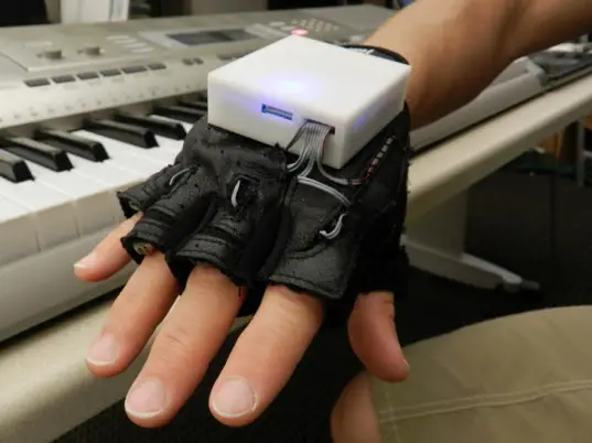 Mobile Music Touch glove helps capture your inner Beethoven 2 mobile music touch glove 1