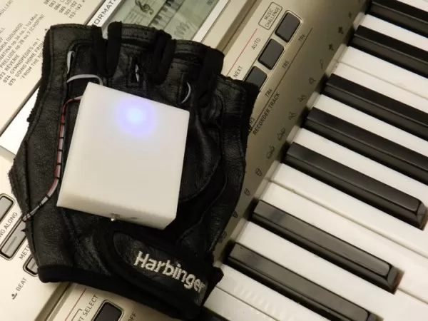 Mobile Music Touch glove helps capture your inner Beethoven 3 mobile-music-touch-glove-2
