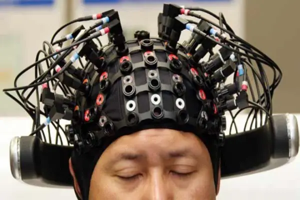 Samsung is Working on a Cap That Will Let You Control Tablets With Your Thoughts 2 samsung-eeg-1