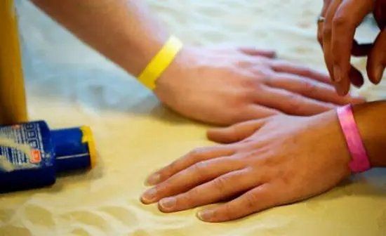 UV sensing wristband will give you a warning before your whole body turns red 2 uv sensing wristband 1