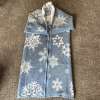 Biederlack Cuddle Wrap Wearable Stadium Blanket Blue White Snowflakes 51 X 64 Biederlack Cuddle Wrap Wearable Stadium Blanket Blue White Snowflakes 51 X 64