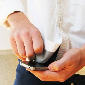 VoyVoy Clothing's Summer Oxford Shirt Has a Hidden Cleaning Cloth for Touchscreens 7