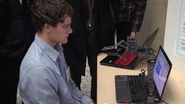 Student Creates Gesture-Controlled Robotic Arm 1
