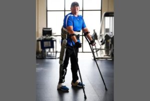 Wearable exoskeleton could help paraplegics walk 7