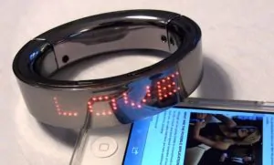 LinkMe Bracelet Puts a Scrolling Billboard on Your Wrist 12