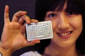 iPazzPort presents a tiny wireless keyboard that fits in your bag or pocket 8